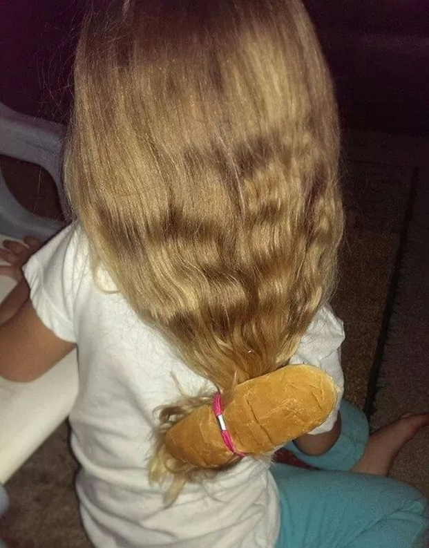  Khi con gái yêu cầu cha tết tóc trong một cái bánh, người cha đã làm đúng như thế  