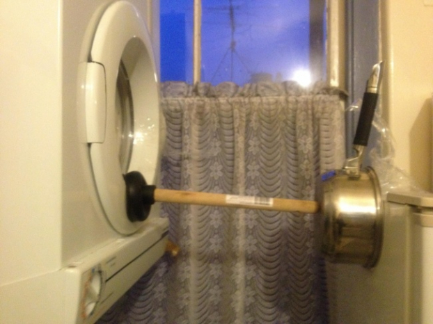   Cánh cửa máy giặt ngang nhà tôi bị hỏng, bố tôi đã khắc phục bằng cách này  