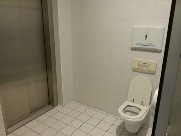   Thang máy này mở ra một nhà vệ sinh  