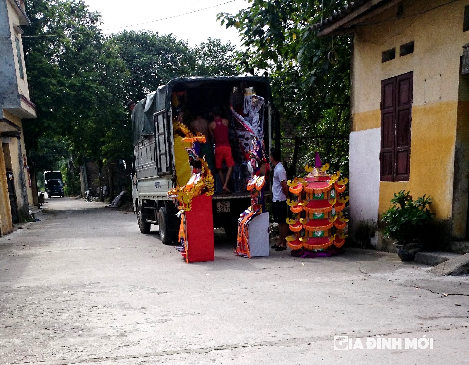7h sáng tại đầu làng Vân Hội, chiếc xe tải này đã chuẩn bị lăn bánh để tiễn các 