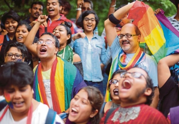   Những ngôi sao nổi tiếng của Ấn Độ hòa vào dòng người ủng hộ quyền riêng tư của người đồng tính  