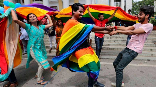   Một cặp đôi đồng tính nam ăn mừng trước trụ sở Tòa án tối cao Ấn Độ sau phán quyết lịch sử ngày 6/9/2018  