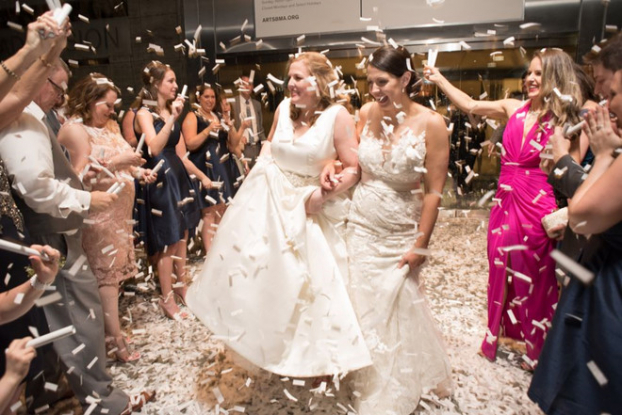   Khoảnh khắc hạnh phúc của Hoa hậu Mỹ và người tình trong lễ cưới đặc biệt  