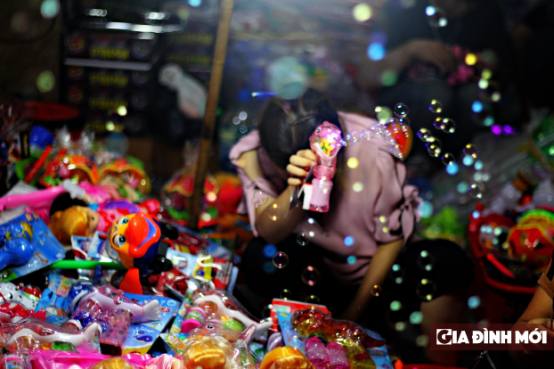   Ngoài các mặt hàng truyền thống như đầu lân, đèn ông sao, đèn lồng thì các đồ chơi hiện đại cũng bán rất đắt hàng trong những ngày này.  