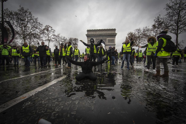   Đám đông quá khích mặc áo vàng tập trung ở Khải Hoàn Môn (Paris).  