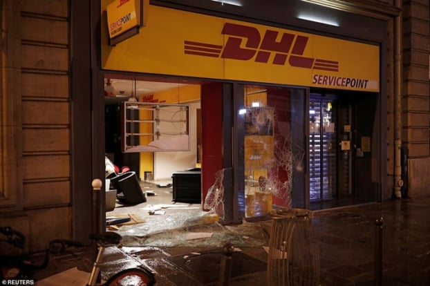   Hàng loạt các cửa hàng tại thủ đô Paris đã bị người biểu tình đập phá, hôi của.   