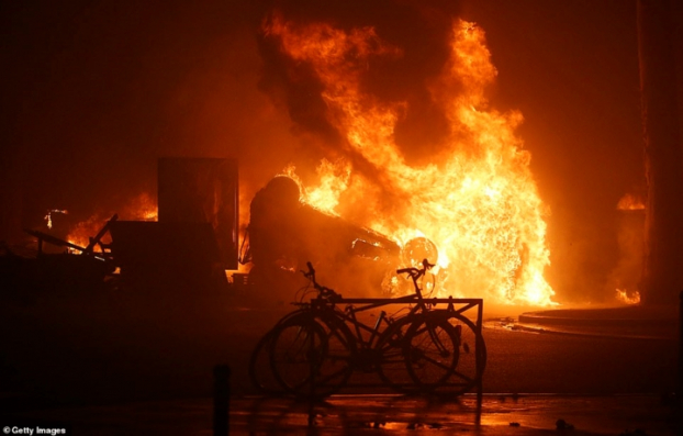   Những người bị kích động đã gây ra 249 đám cháy, trong đó đốt cháy 112 phương tiện giao thông gồm ô tô, mô tô… và 6 tòa nhà.  