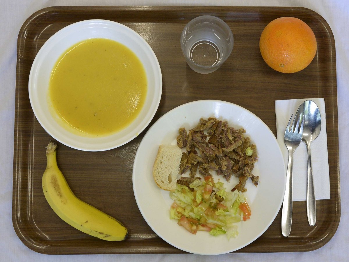 barcelona-spain-this-lunch-is-composed-of-cream-of-vegetable-soup-pan-fried-veal-with-salad-a-piece-of-bread-an-orange-a-banana-and-water