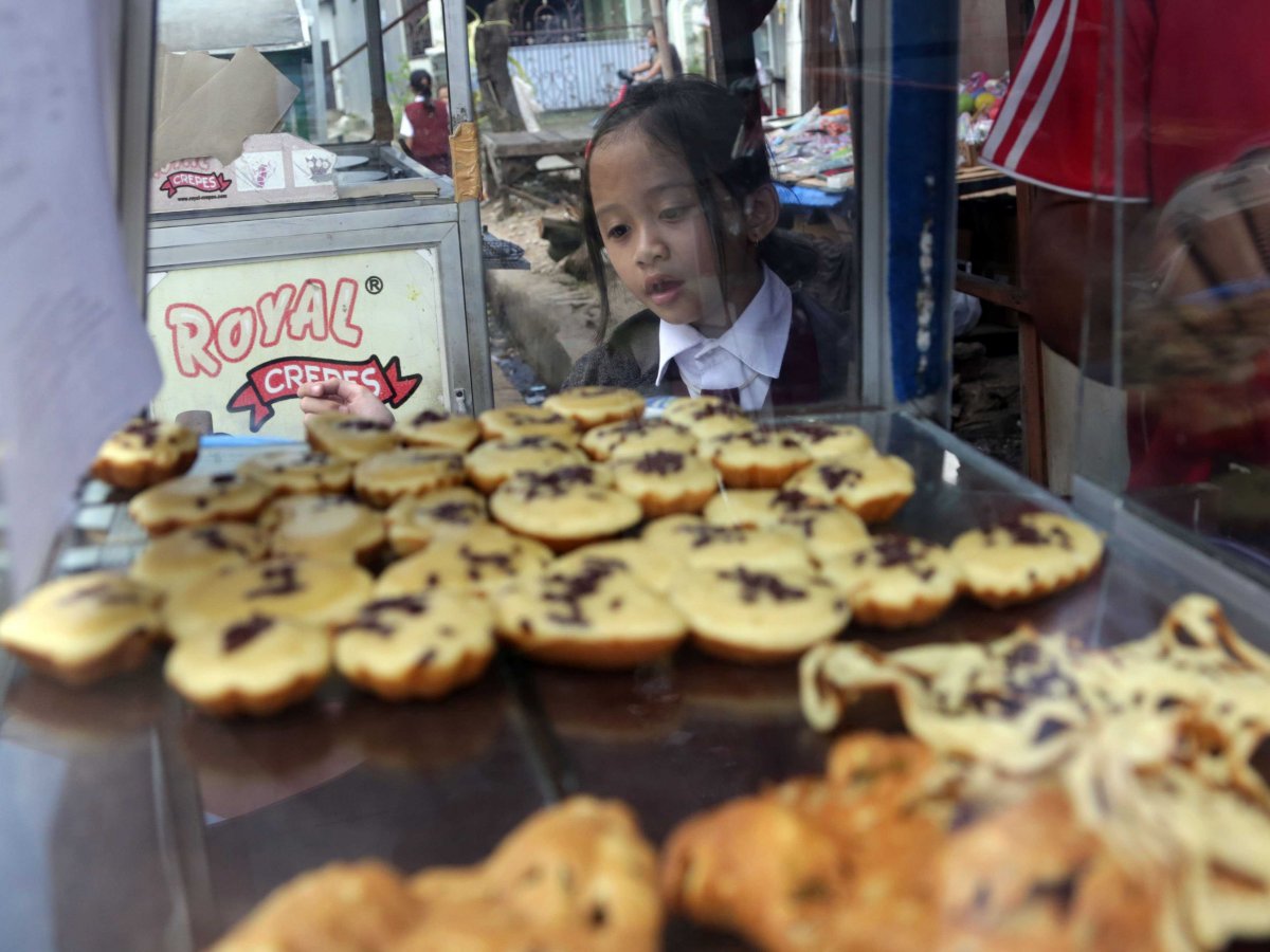 jakarta-indonesia-students-also-buy-pancakes-on-the-street-for-the-equivalent-of-one-cent