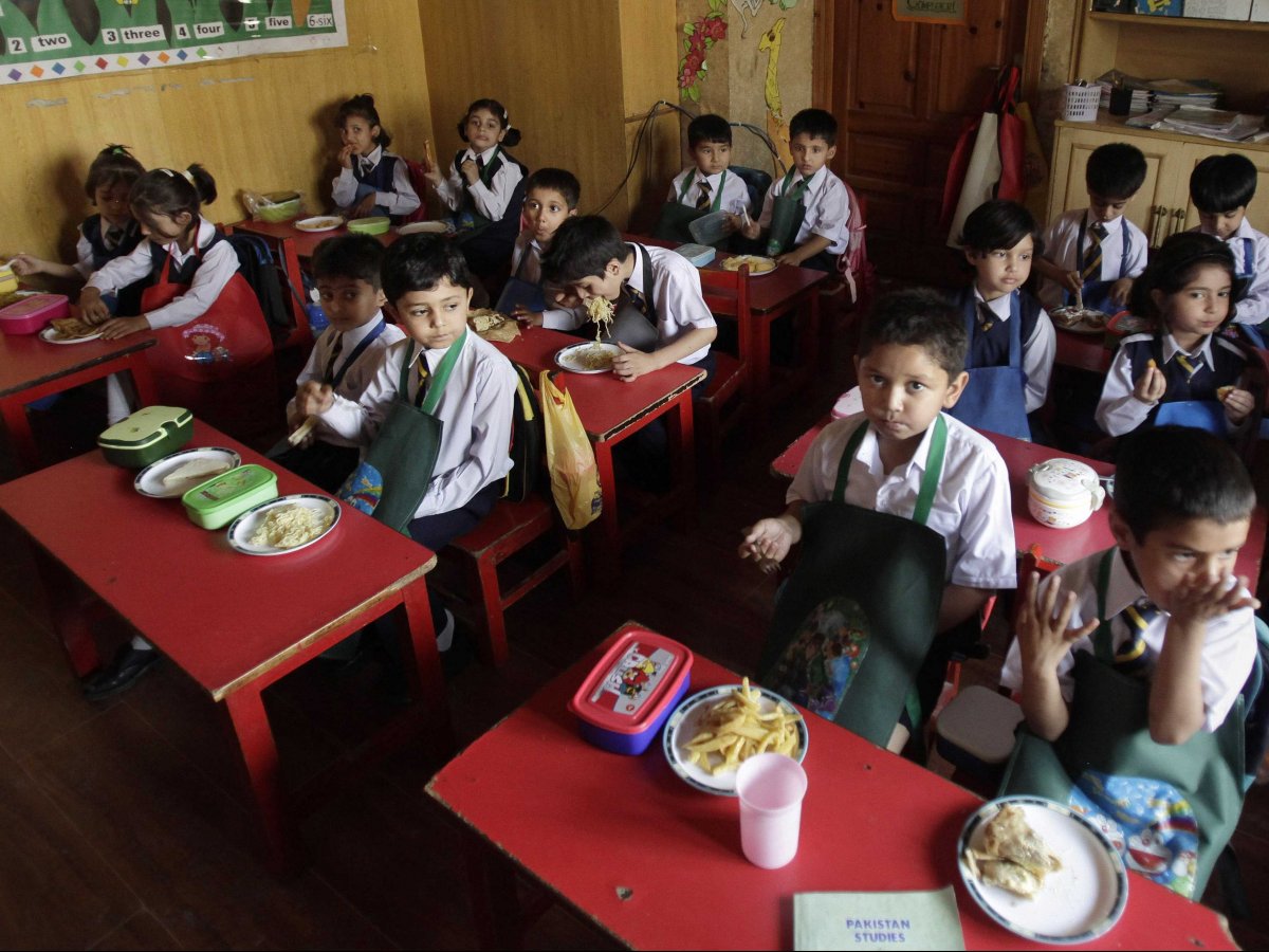 rawalpindi-pakistan-most-of-the-children-pictured-below-have-home-cooked-lunches-including-eggs-chicken-nuggets-bread-rice-or-noodles-others-have-vegetables-minced-mutton-or-beef