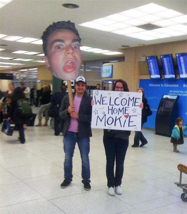 funny-airport-greeting-signs-17-59c90b584c8b6__605