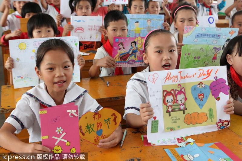 Các em học sinh tiểu học ở Giang Tô khoe những tấm thiệp tự làm để chúc mừng thầy cô nhân ngày Nhà giáo