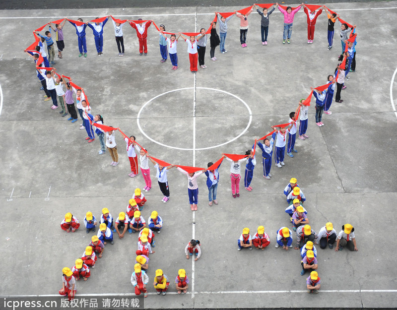 Học sinh Chiết Giang xếp hình trái tim và dòng chữ tiếng Hán '九-十' (ngày 10 tháng 9) để chào mừng ngày Nhà giáo