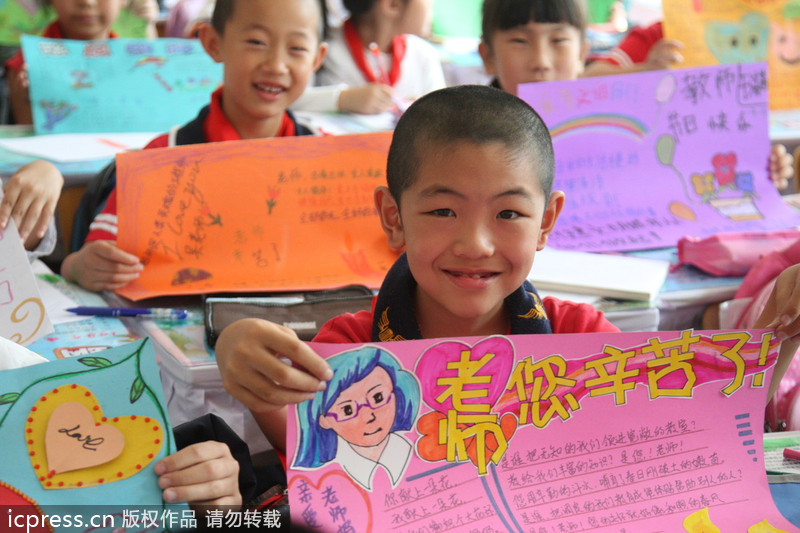 Những tấm thiệp hand-made nhiều màu sắc của học sinh ở Cáp Nhĩ Tân