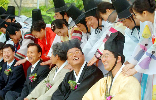 Các sinh viên của Đại học Kyungsung bóp vai cho giảng viên