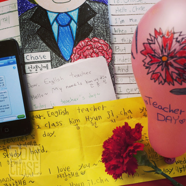 Vào ngày Nhà giáo, học sinh Hàn Quốc thường tặng thầy cô những bông hoa cẩm chướng bày tỏ lòng tôn kính và những tấm thiệp tự làm. Ở bậc Đại học, các sinh viên thường tổ chức những bữa tiệc đặc biệt hoặc những màn trình diễn dành tặng giảng viên của mình