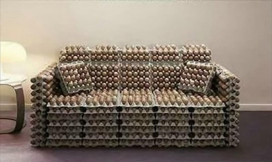 Một chiếc ghế được làm từ các hộp trứng. Ngồi như thế nào đây nhỉ?