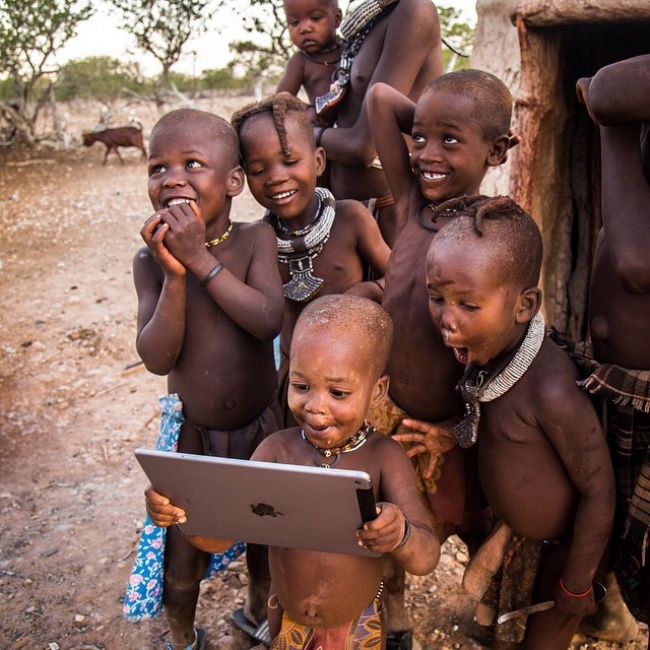 Những đứa trẻ ở một góc xa xôi của thế giới lần đầu tiếp xúc công nghệ