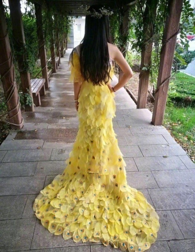 Chiếc váy được tạo nên từ 6.000 chiếc lá, bạn có tin nổi không?
