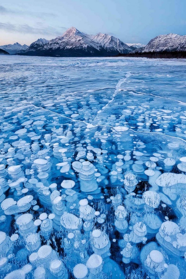 Bong bóng khí mê tan dưới mặt hồ đóng băng