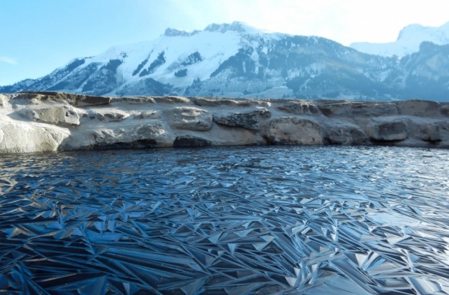 Cảnh tượng hồ nước đóng băng ở Thụy Sĩ