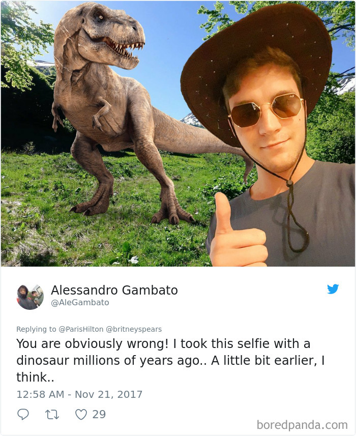 Anh chàng hài hước này thì chia sẻ bức ảnh ghép với lời bình 'Rõ ràng cô nhầm rồi! Tôi đã chụp bức selfie đầu tiên với một chú khủng long từ hàng triệu năm trước...'