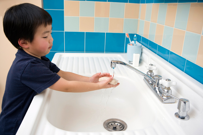Cha mẹ nhớ dạy con rửa tay sau mỗi lần đi vệ sinh để con tự giác khi ở nơi công cộng