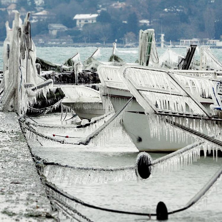 Bến tàu và những con tàu đóng băng
