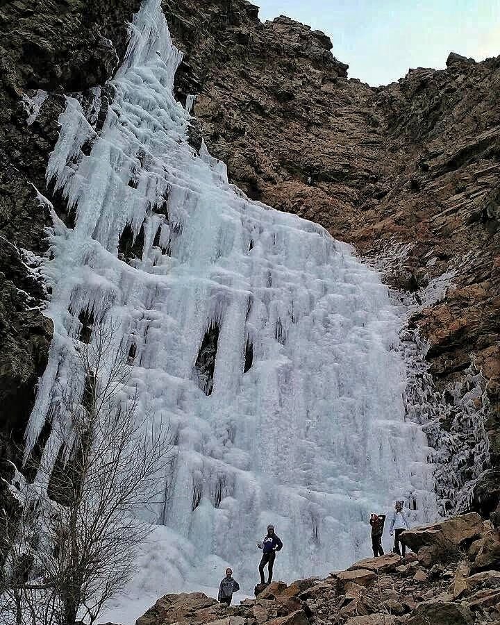 Một thác nước lớn bị đóng băng