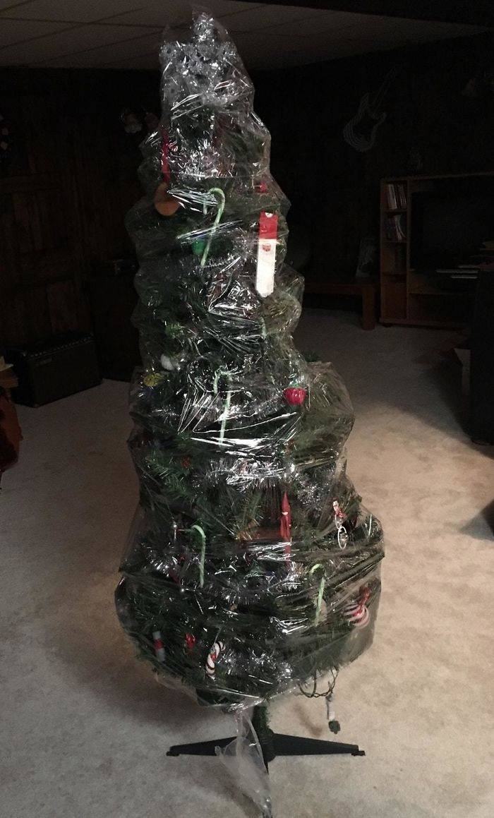Năm ngoái tôi nhờ chồng dọn và cất cây thông Noel đi. Năm nay xuống tầng hầm tìm lại nó và... Lười nhưng cũng tiện thật