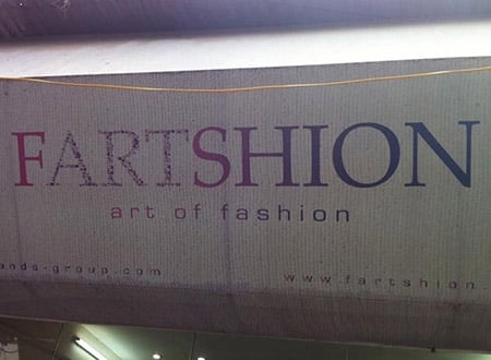 Có lẽ chủ cửa hàng muốn kết hợp 'Art' (Nghệ thuật) và 'Fashion' (Thời trang) nhưng vô tình tạo thành từ 'Fart' (xì hơi). Nghe không đẹp cho lắm thì phải, nhưng quả thật rất ấn tượng