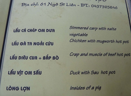 Tá hỏa khi 'crab' (cua) bị viết nhầm thành 'crap' (phân). Cũng không rõ 'Insides of a pigs' là gồm những gì...