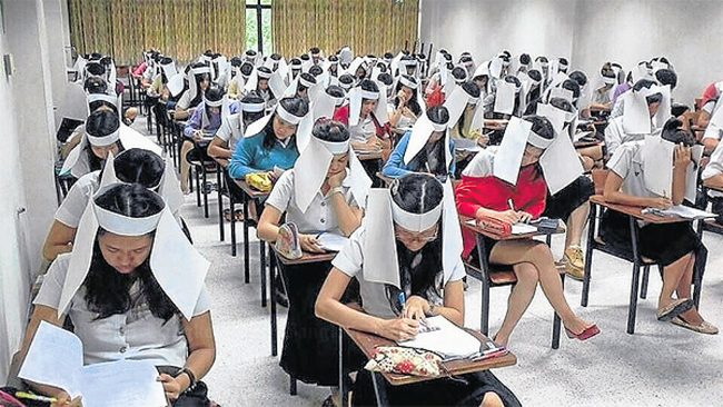Ở Đại học Kasetsart Thái Lan, giáo viên cho học sinh đội những chiếc mũ như thế này để chống gian lận trong giờ kiểm tra