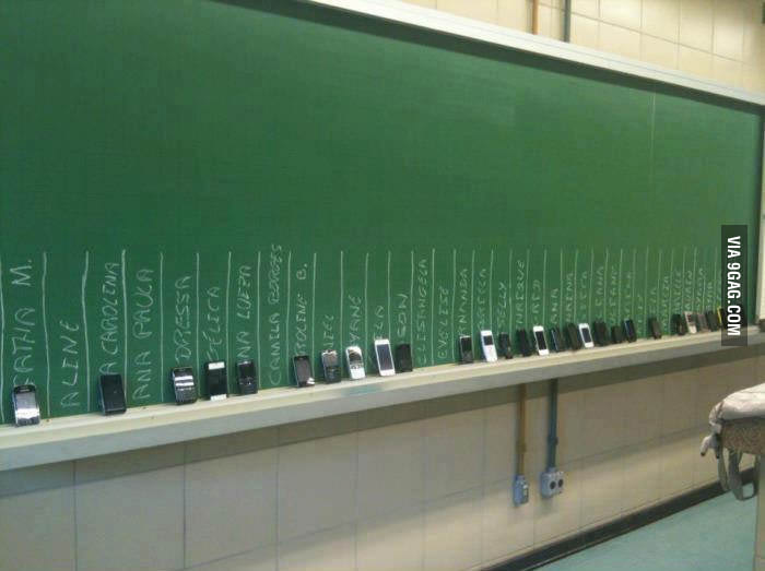 Nhằm đảm bảo học sinh không gian lận bằng điện thoại di động, giáo viên thu tất cả điện thoại và dựng trên bảng theo tên học sinh, tránh thu sót