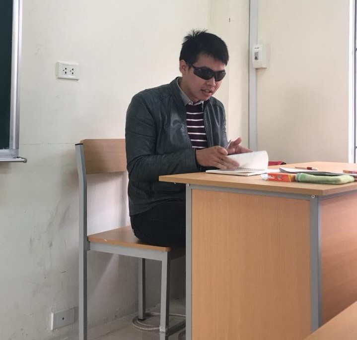 Hình ảnh thầy Lê Việt Hoàng đeo chiếc kính râm quen thuộc với học sinh trong các giờ kiểm tra. Ảnh: VietNamNet