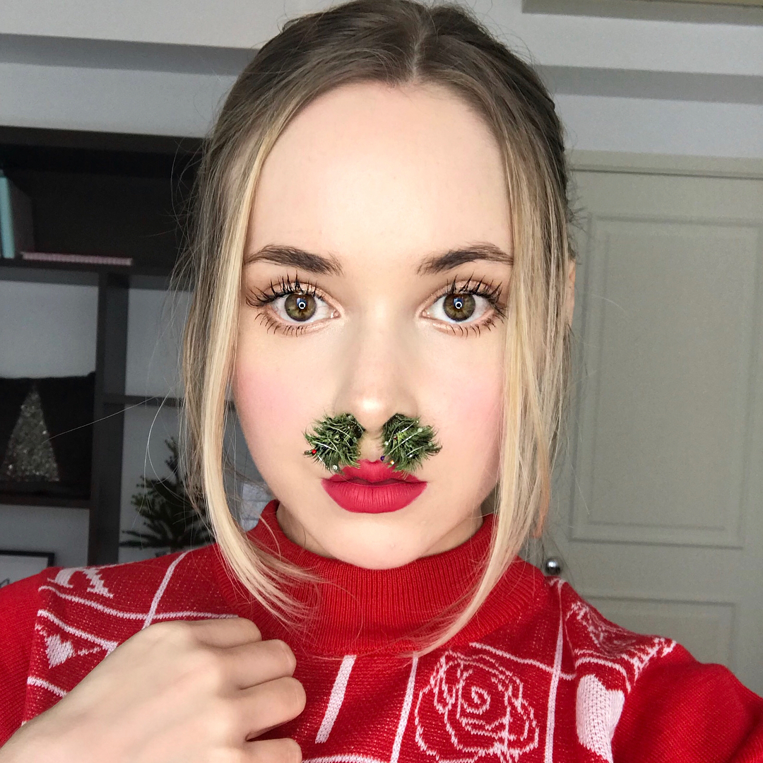 Cô gái trang điểm lông mũi giả hình cây thông để đón Giáng sinh