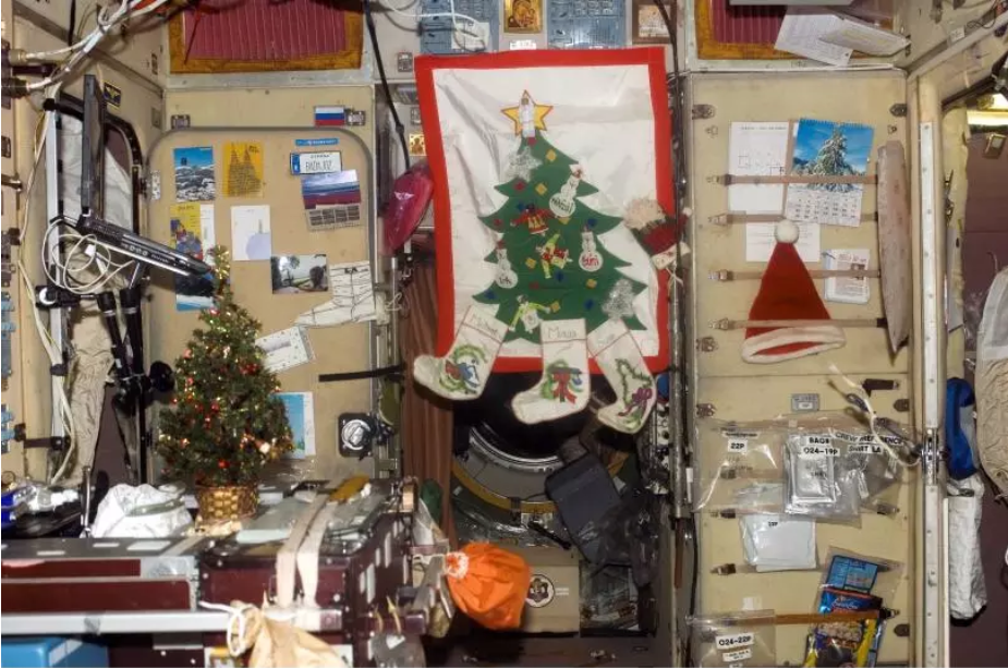 Năm 2006, Trạm vũ trụ Quốc tế được trang trí Giáng sinh với cây Giáng sinh nhỏ và những chiếc tất. Ảnh: NASA