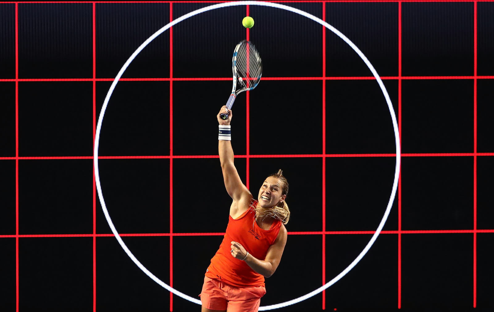 Dominika Cibulkova phát bóng trong một trận đấu giải Úc mở rộng ngày 13/1