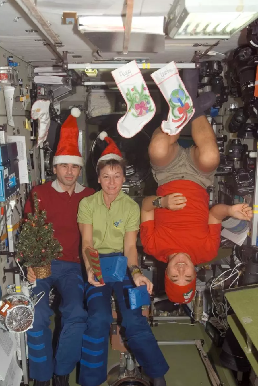 Các phi hành đoàn Expedition 16 (Yuri Malenchenko, Peggy Whitson và Daniel Tani) trên Trạm vũ trụ Quốc tế dịp Giáng sinh năm 2007. Ảnh: NASA