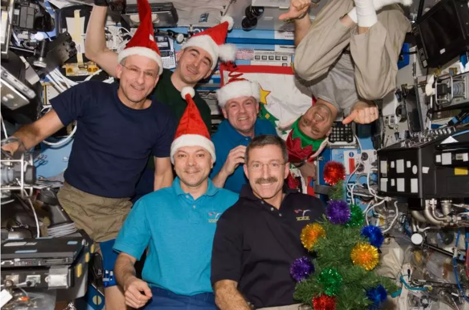 Các phi hành gia của đoàn Expedition 30 trên Trạm vũ trụ Quốc tế tổ chức lễ Giáng sinh 2011. Ảnh: NASA