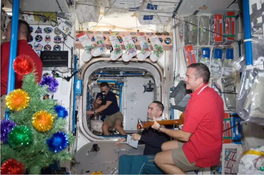 Năm 2012: Đoàn phi hành gia Expedition 34 trên Trạm vũ trụ Quốc tế tổ chức lễ Giáng sinh. Phi hành gia Chris Hadfield của Cơ quan Vũ trụ Canada đang chơi guitar. Ảnh: NASA