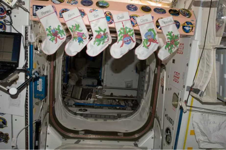 Vẫn là hình ảnh năm 2012, mỗi phi hành gia đoàn Expedition 34 đều có một chiếc tất treo lên như vậy
