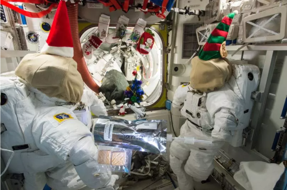 Năm 2014: Không chỉ trang trí Giáng sinh, các phi hành gia còn chuẩn bị sữa và bánh quy cho Ông già Noel. Ảnh: NASA