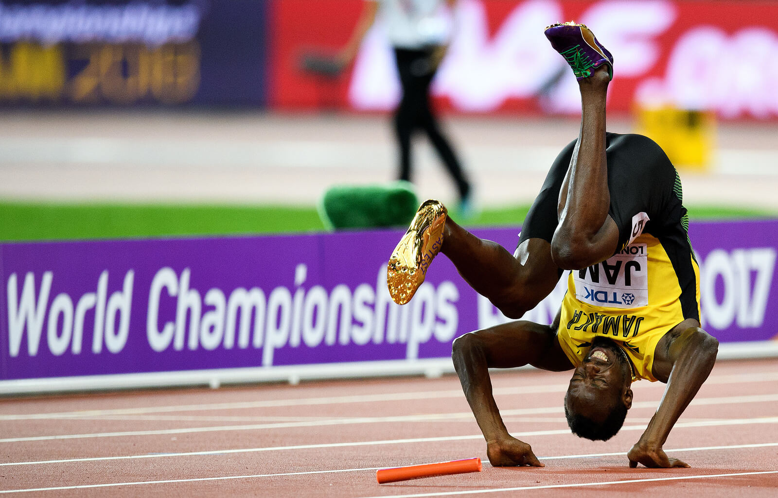 Usain Bolt - người nhanh nhất thế giới - thực hiện một cú lộn nhào ăn mừng ngày 12/8