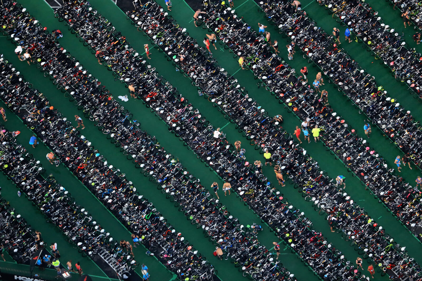 Từ trên cao nhìn xuống bãi đỗ xe đạp trước giải đấu Ironman World Championship ngày 14/10