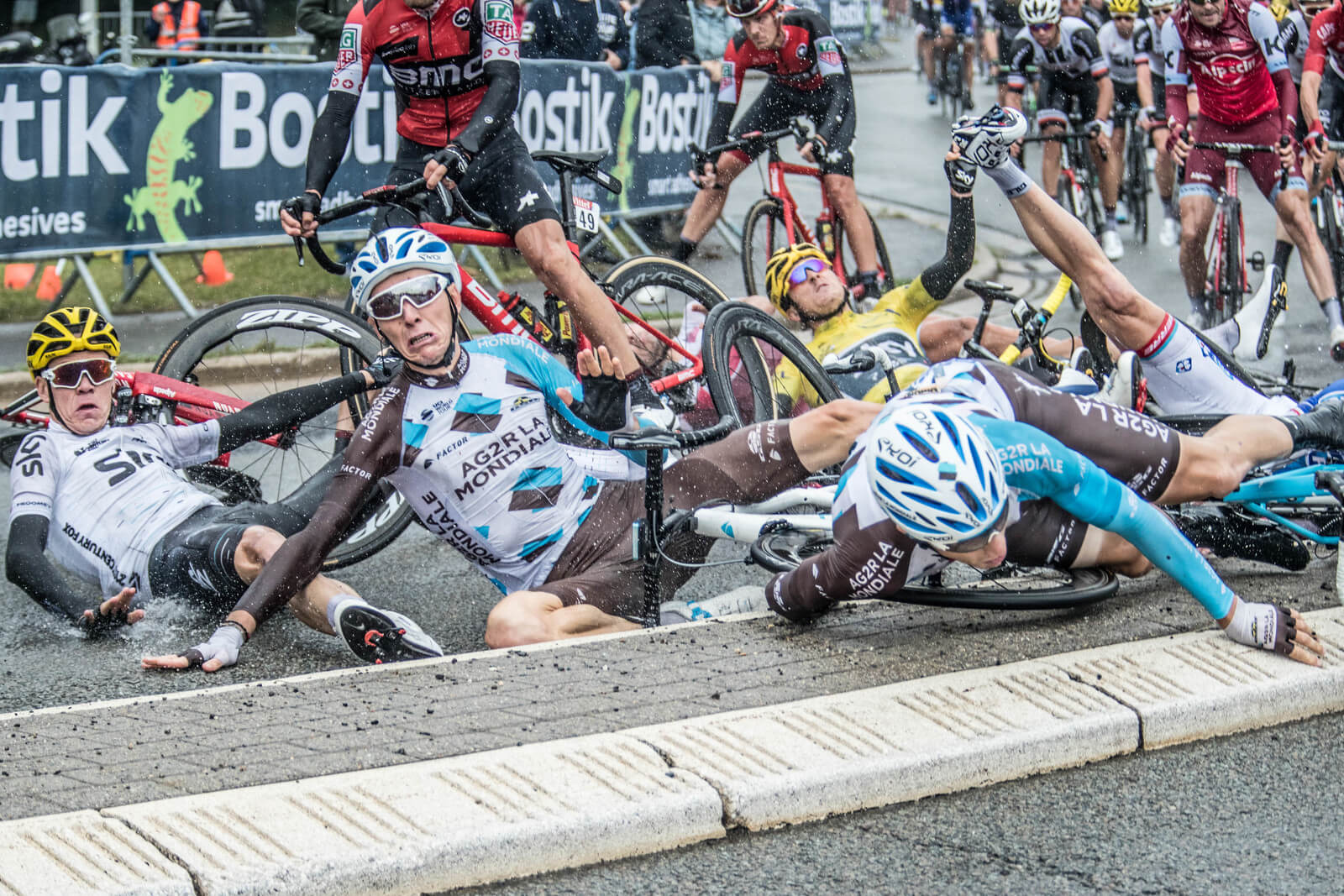 Va chạm giữa các vận động viên đua xe đạp tại giải Tour de France ngày 2/7