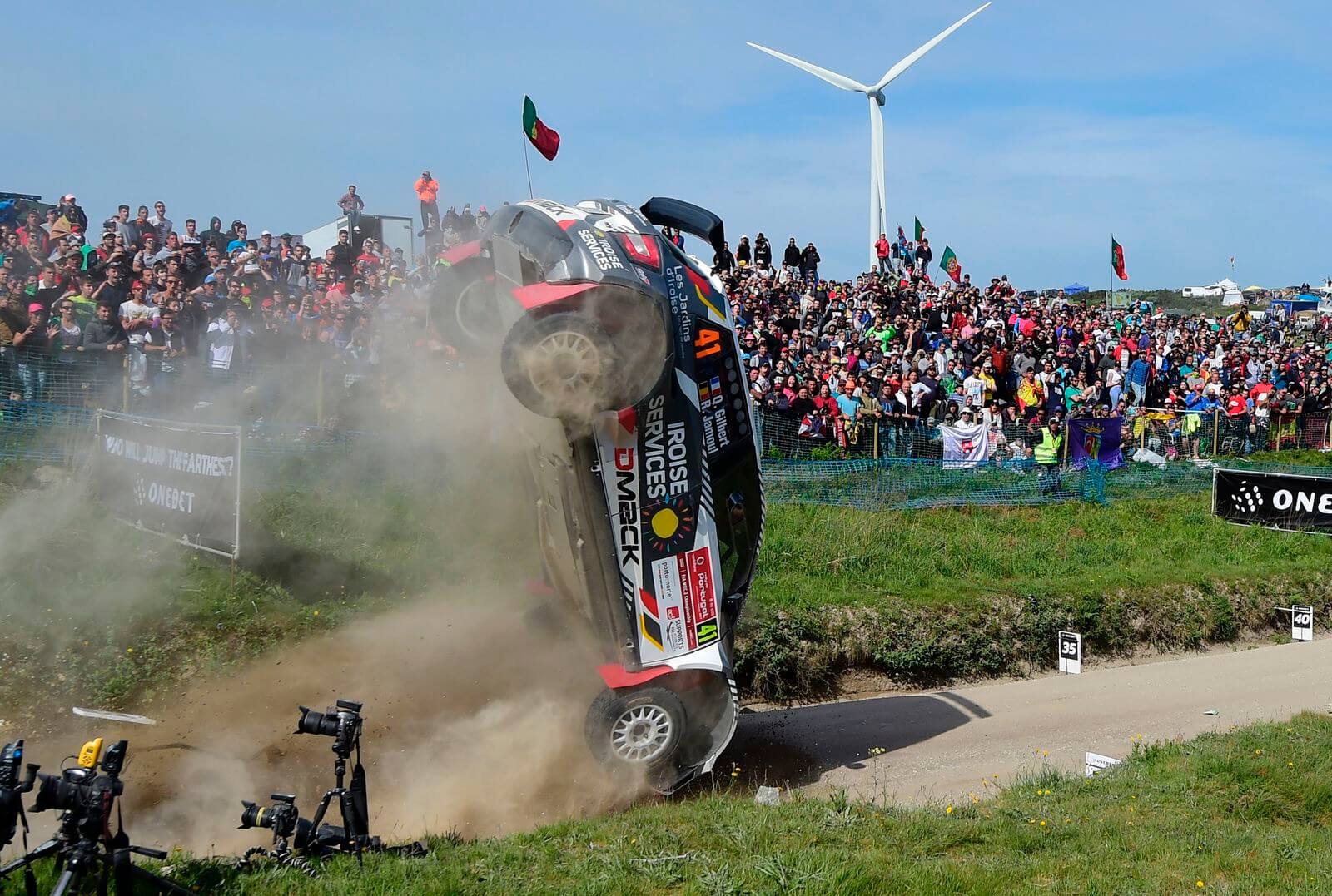 Xe đua của Quentin Gilbert và Renaud Jamoul bị đâm trong một đường đua ở Bồ Đào Nha ngày 21/5. Không ai bị thương trong vụ tai nạn