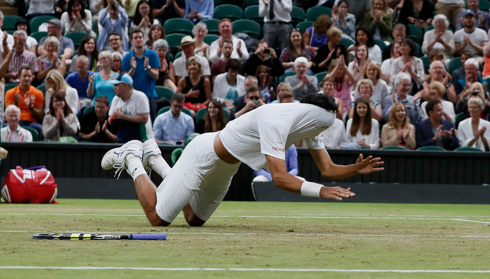 Khi đang ăn mừng chiến thắng ở giải Wimbledon, tay vợt Marcelo Melo ngã xuống sàn