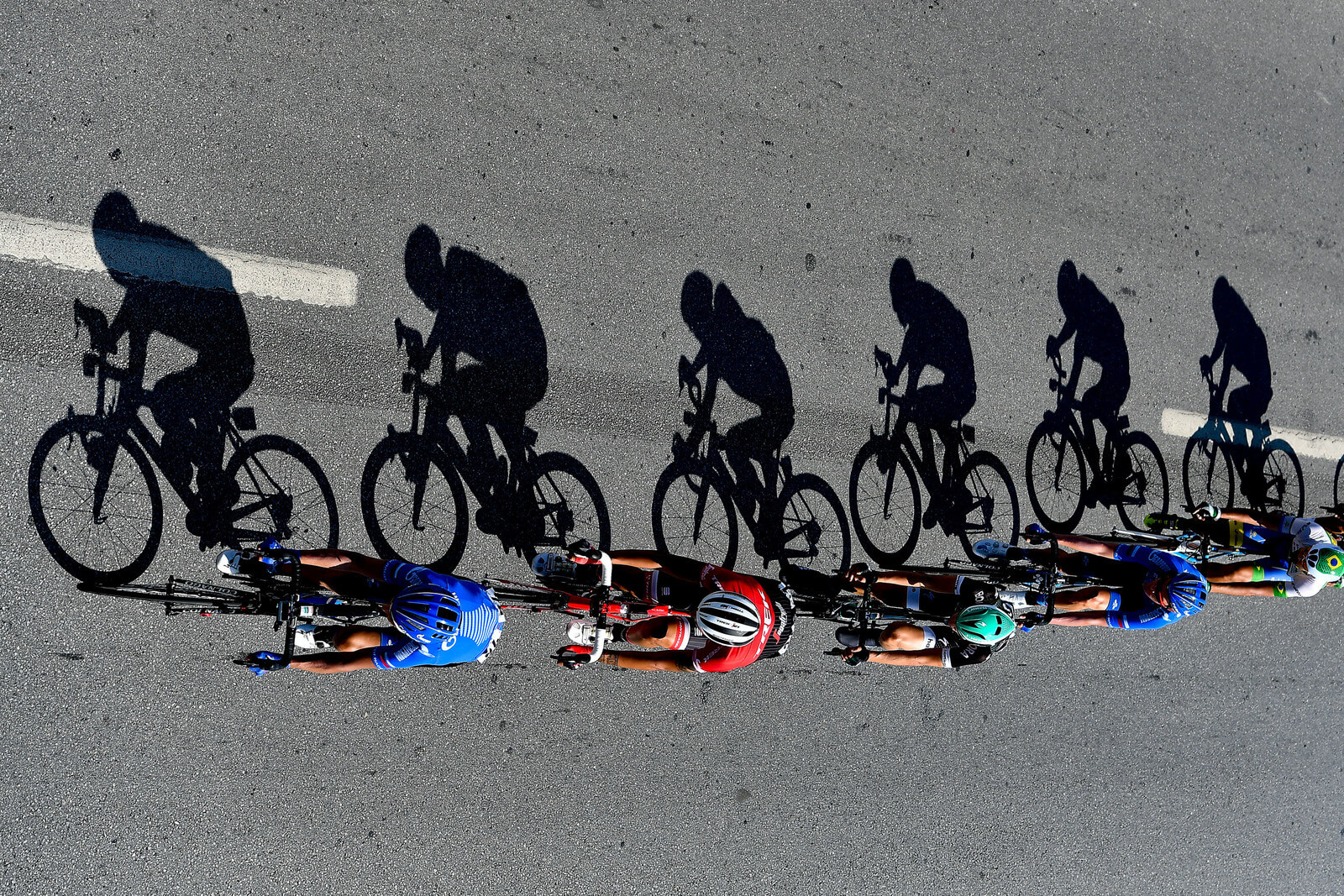 Bóng của các vận động viên đua xe đạp in trên đường đua giải Presidential Tour of Turkey ngày 10/10