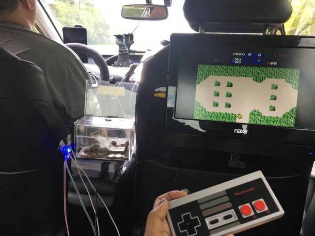 Taxi có gắn máy chơi trò chơi cho khách bớt nhàm chán trên xe
